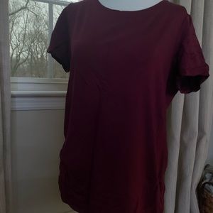 Plain maroon shirt sleeve shirt.